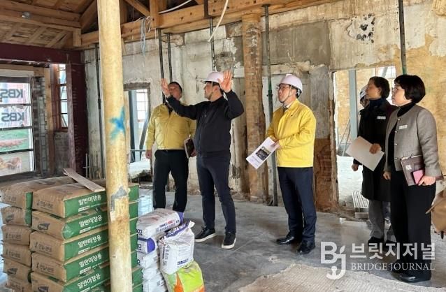 강상구 부시장을 비롯한 나주시 관계자들이 구)금남금융조합개보수 공사 현장 점검을 진행 중인 모습.