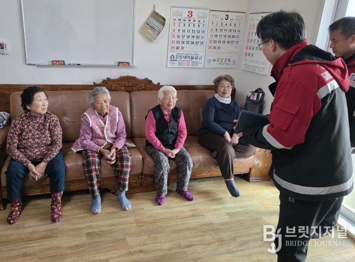 마을회관에 방문해 산불예방활동을 하고있다