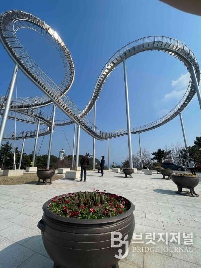 지난 주 포항시가 스페이스워크 일원에 봄맞이 다양한 봄꽃을 식재하고 있다.