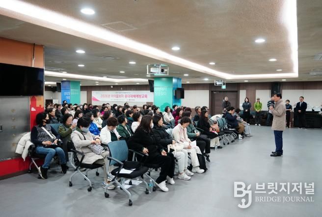 이승로 성북구청장이 아이돌보미 집담회에서 인사말을 하고 있다