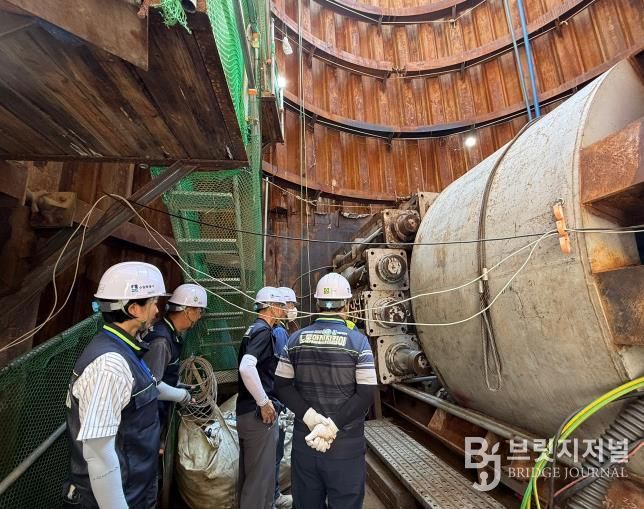 노동안전지킴이가 산업현장에서 안전시설 상태 등을 점검하고 있다.