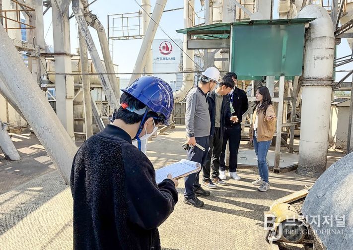 대전 대덕구 관계자와 전문가들이 악취방지시설 설치 지원 대상 선정을 위해 사업장을 방문해 현장조사를 진행하고 있다.