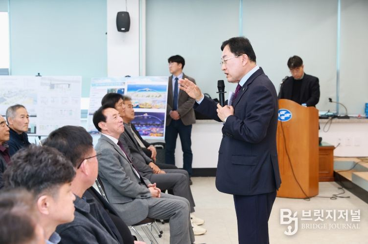 주낙영 경주시장이 해양레저관광거점 조성사업 주민설명회에서 사업 추진 계획을 설명하고 있다