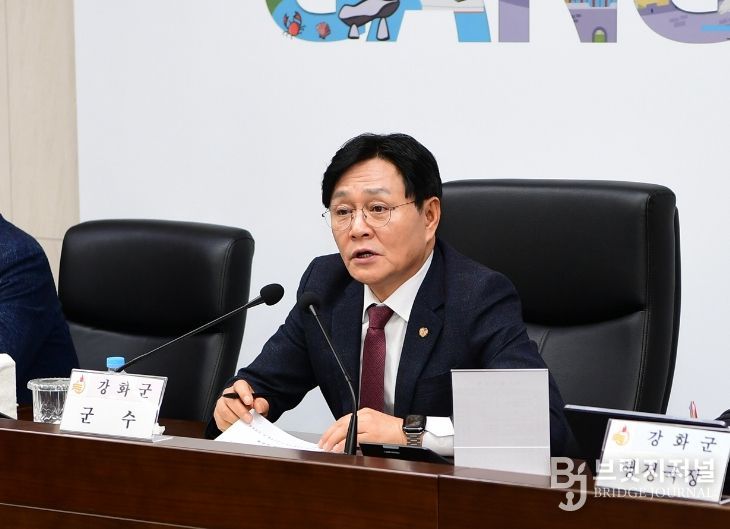 강화군, 하나라도 더 따온다… 공모사업 총력 대응(회의를 주재하는 박용철 군수)
