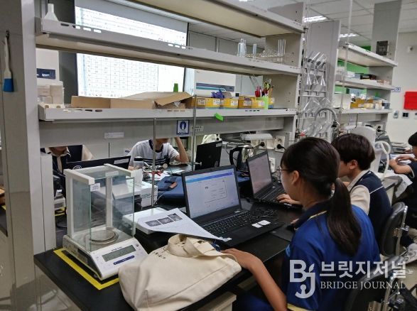 달성군 ''DGIST 과학창의학교' 개강 사진 2(자료사진. 지난해 진행된 화학기초수업 현장.)