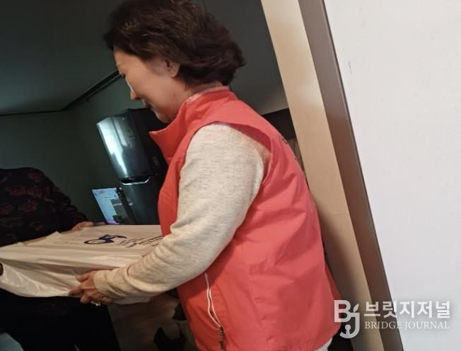 온양3동 행복키움추진단원들이 1:1 결연 취약계층 가구를 방문해 후원 물품을 전달하고 있다.