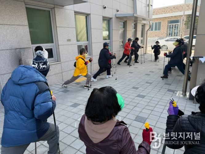 노르딕스틱 사용 체조 사진