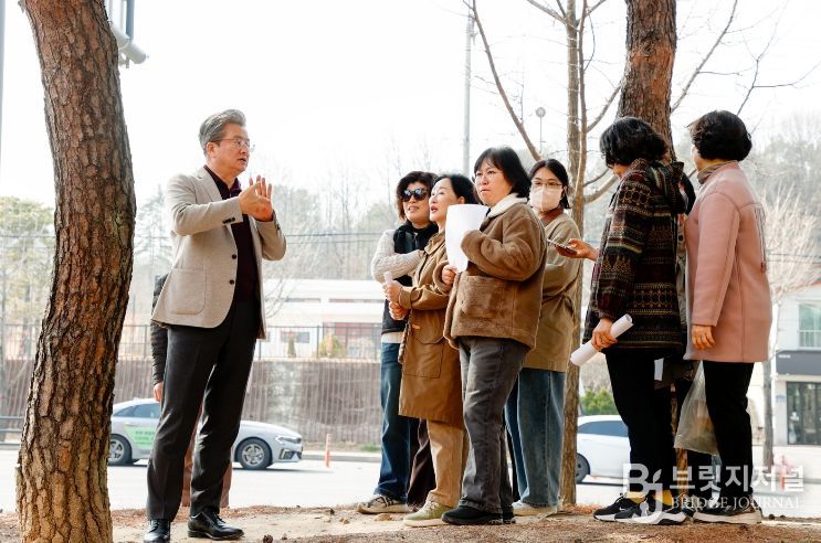 지난 17일 관평동에서 진행된 ‘맨발걷기길 조성 사업’ 현장 행정