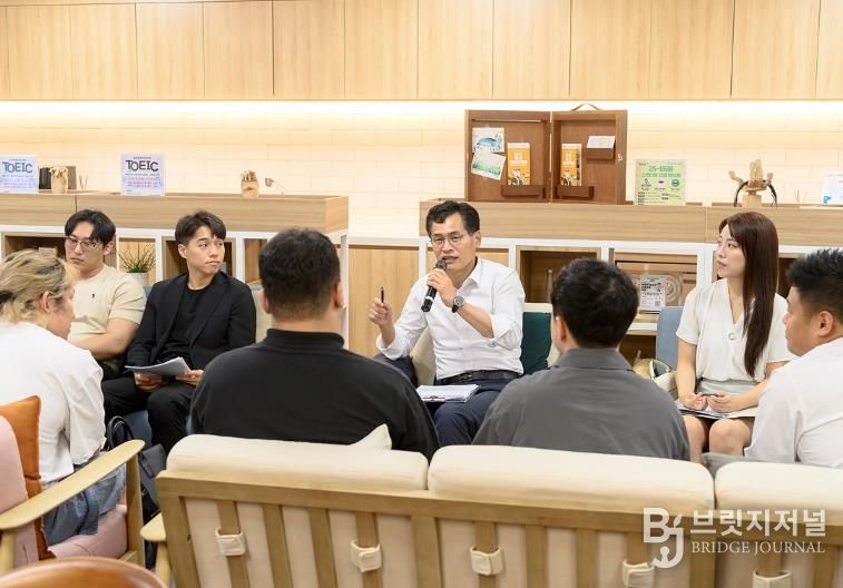 지역 청년들과 토론하고 있는 이기재 양천구청장