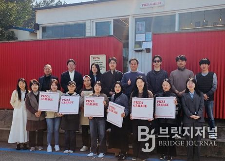 강원도립대학교 창업보육센터 관계자와 입주기업 대표들이, 양양소재 입주기업의 매장인 ‘피자정비소’에서‘이노타임’ 행사 후 기념촬영을 하고 있다.