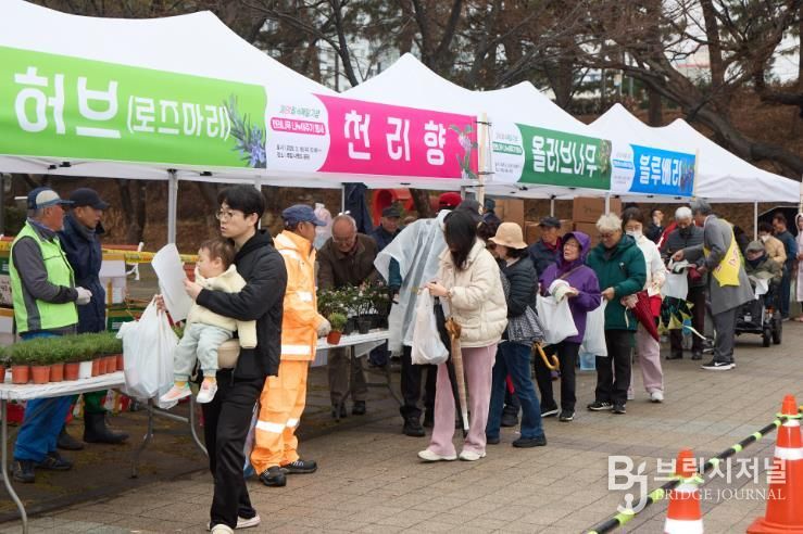 통영시, 제81회 식목일 기념 ‘반려나무 나누어주기’ 행사 상쾌한 봄비 속 푸른 행복 나눔