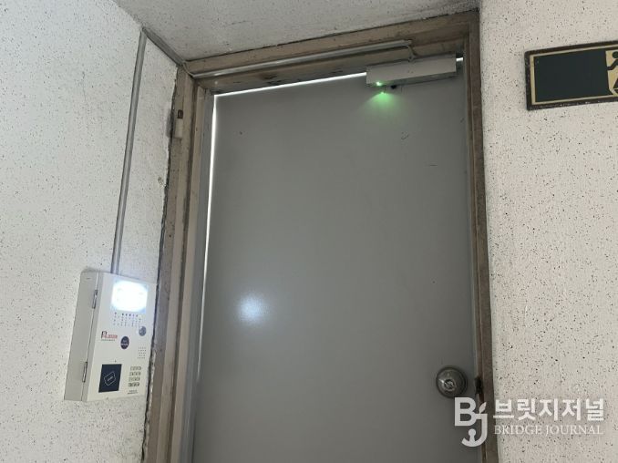 공동주택 옥상출입문 자동개폐기 설치 모습