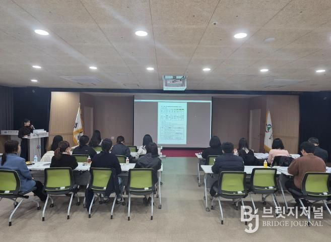 지난 19일, 2026년 의료·요양 통합돌봄사업 읍·면담당자 간담회를 개최하고 개편된 시스템 사용법을 교육하고 있다.