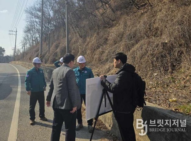 최광복 천안시 건설안전교통국장이 20일 해빙기 재해 위험이 높은 현장을 찾아 안전 실태를 점검하고 있다.