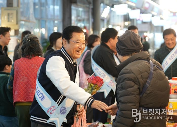20일 오후 ‘3월 전통시장 가는 날’을 맞이하여 이현재 시장이 장바구니를 들고 과일을 구입하며 상인과 인사를 나누고 있다.