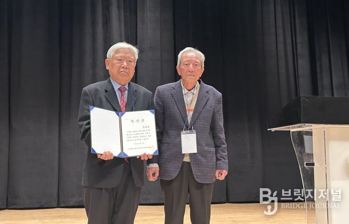 왼쪽부터 장용현 신임 지회장, 이영재 단양노인회 선거관리위원장