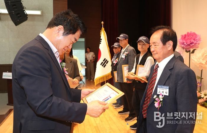 지난해 개최된 호국보훈의 달 기념행사에서 유공구민에게 표창장을 수여하는 박준희 관악구청장(왼쪽)