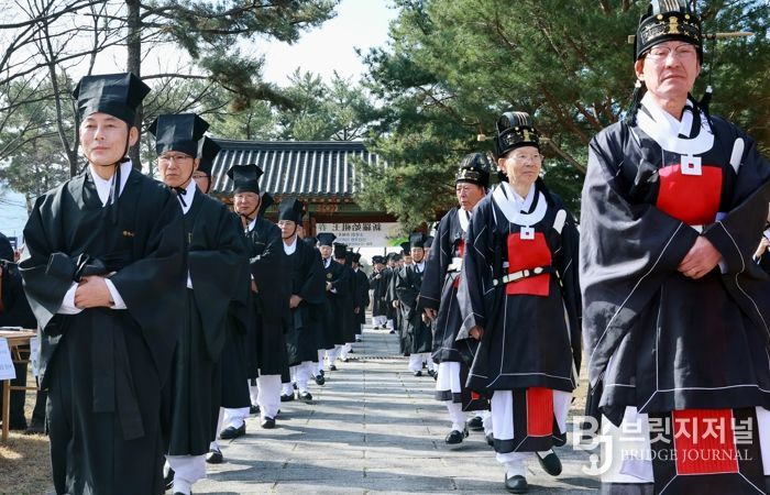 20일 경주 숭덕전을 비롯한 3전에서 춘향대제가 봉행된 가운데 제관들이 제례 행렬을 하고 있다