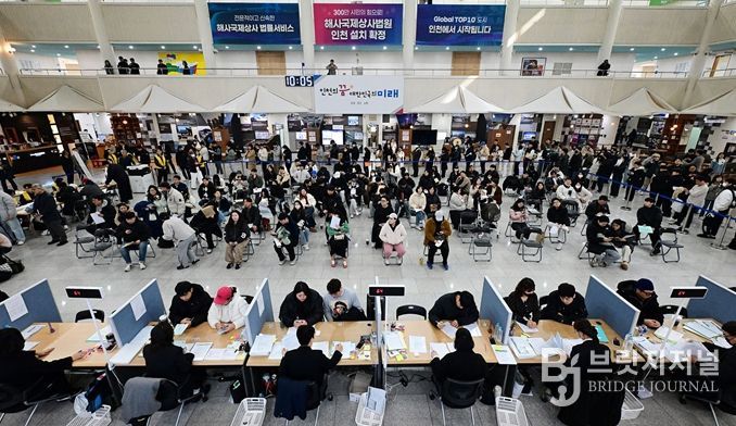 2026년 3월 16일 시청 중앙홀에서 천원주택 예비입주자 접수를 받고 있다