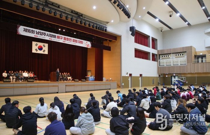 클럽리그 배구대회에서 인사말씀을 전하는 주광덕 시장