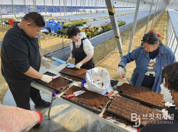 중증장애인들이 작업장에서 작업하는 사진