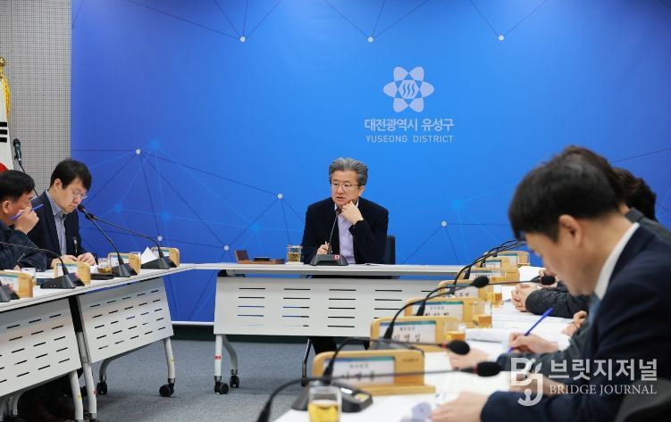 정용래 유성구청장이 23일 주간간부회의를 주재하고 있다