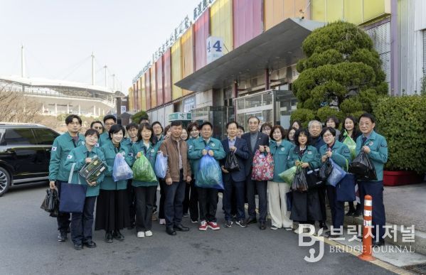 박강수 마포구청장과 간부들이 마포농수산물시장에서 직접 장을 보며 민생경제 회복에 힘을 보탰다.