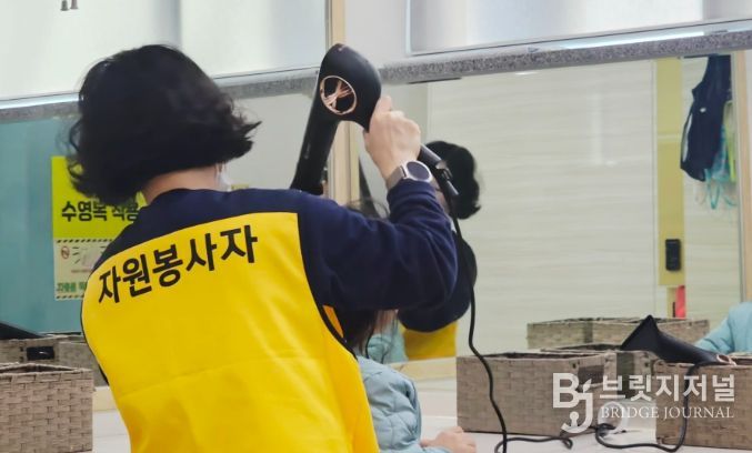 생존수영 탈의실 보조인력 전면 지원