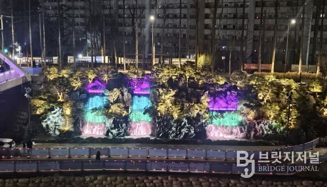 야간에 바라본 월드컵천 경관폭포
