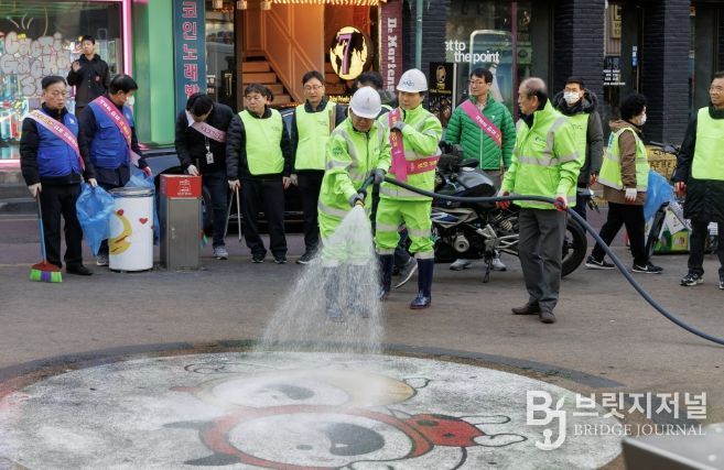 2025년 3월 박강수 마포구청장이 봄맞이 대청소에 참여했다.