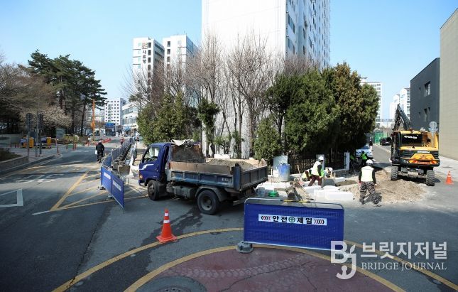 ‘고산자로14길’ 보행로 신설 공사 현장 모습