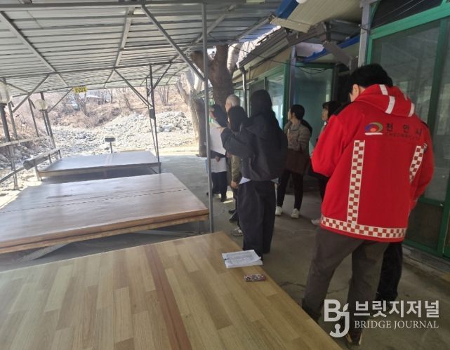 천안시 관계자들이 지난 23일 하천에서 불법 점용 시설물을 점검하고 현장 정비를 독려하고 있다.