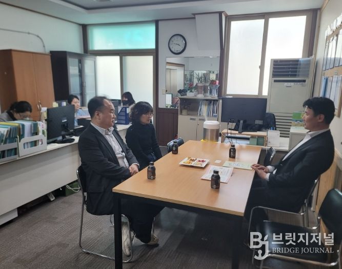 포항시는 지난 23일 포항형 통합돌봄의 주요 사업인 병원안심동행서비스 운영 상황을 점검하기 위해 ㈜나눔과돌봄사회서비스지원센터를 방문했다.