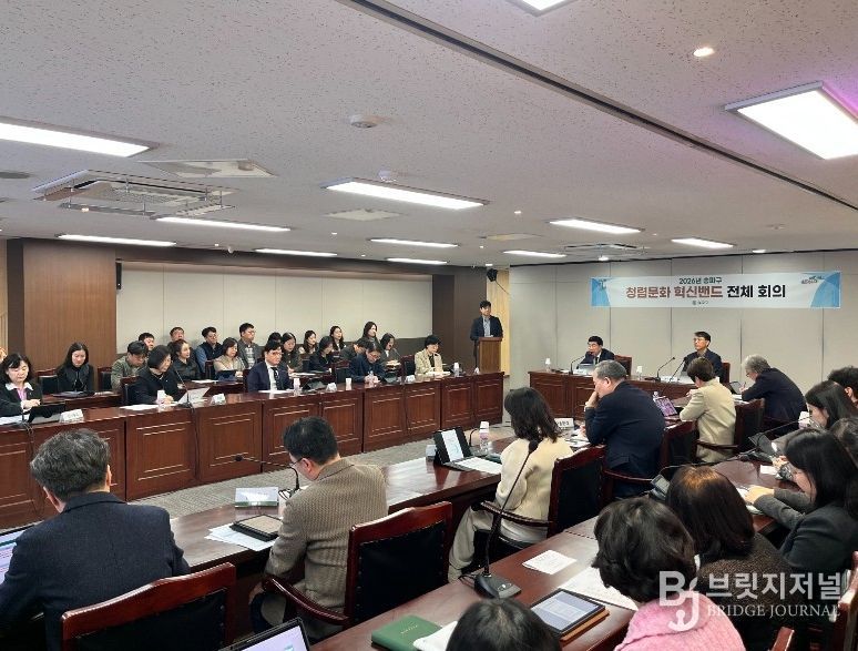 송파구 직원들이 ‘청렴문화 혁신밴드 및 결의대회’에서 청렴 실천 의지를 다짐하고 있다