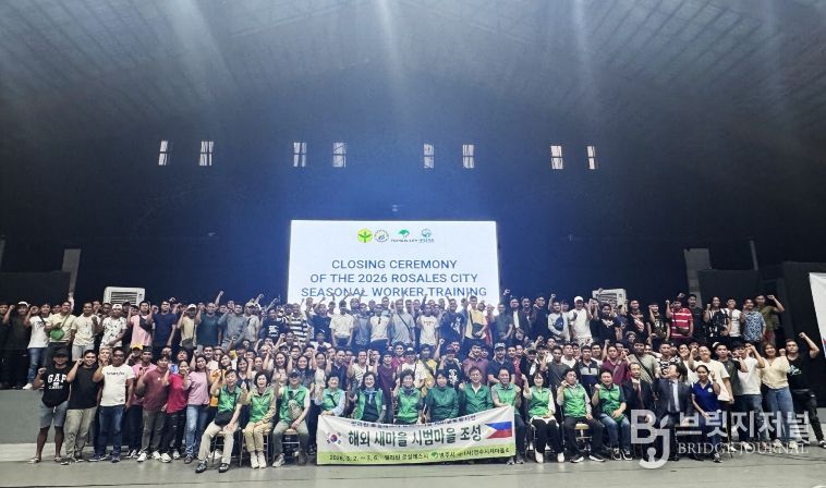 필리핀 로살레스시에서 예비 계절근로자들을 대상으로 문화교육을 실시하고 있다(단체기념사진)