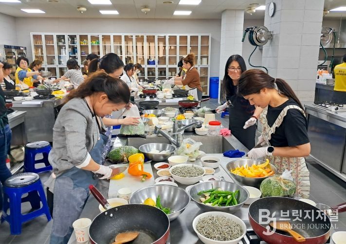 (참고사진)전통음식 만들기 체험을 하고 있다