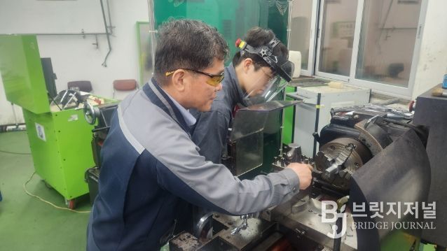 CNC선반 직종 학생 지도 모습_경북기계금속고등학교
