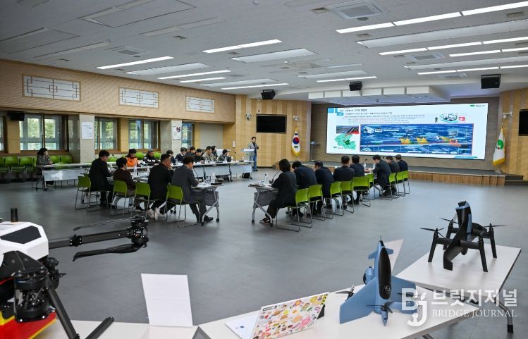 착수보고회에서 드론이 전시되어 있는 모습