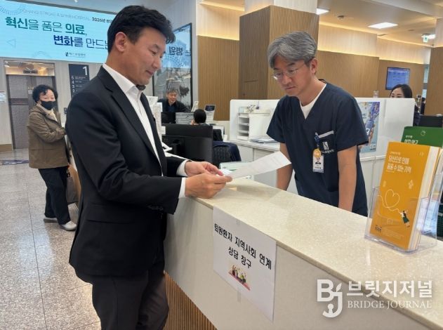 지난 24일 김신 포항시 복지국장이 퇴원환자 지역사회 연계 협력병원을 방문해 현장을 살펴보고 있다.