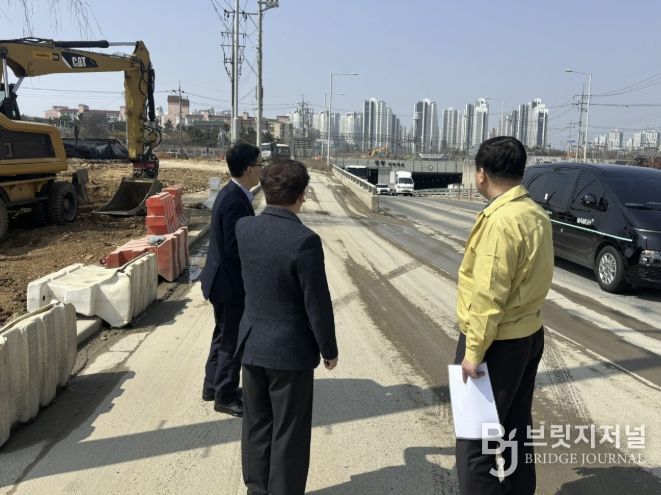 25일 박승삼 시흥시 부시장이 자연재난에 선제적으로 대응하기 위해 정왕지하차도를 점검하고 있다