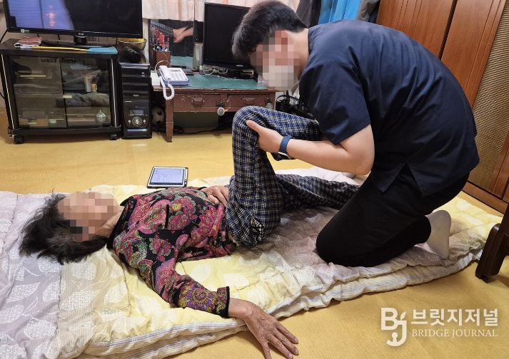 대덕구 맞춤형 방문운동 지원사업에 참여한 물리치료사가 어르신 가정을 방문해 스트레칭을 지도하며 신체 기능 유지를 돕고 있다.