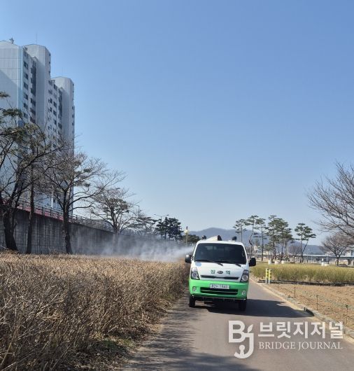 강변공원 인근 방역 소독 중인 모습
