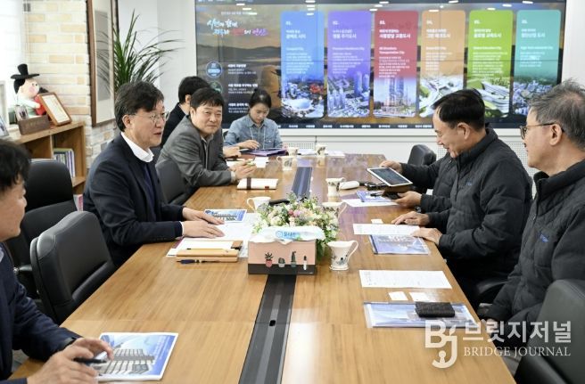 이민근 안산시장이 24일 안산시청에서 (주)스톰테크와 제2공장 신축 투자관련 간담회를 진행하고 있다.