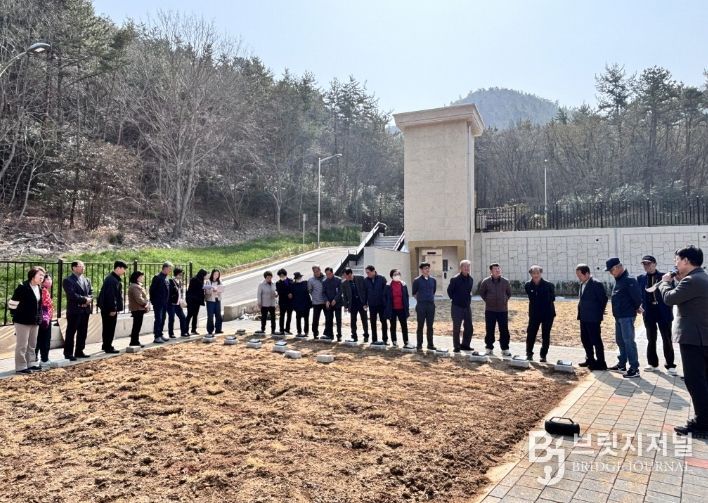 고흥군립하늘공원, 직접 보고 이해하는 시설 견학 운영 - 자연장지 사용료 및 안치 방법 설명
