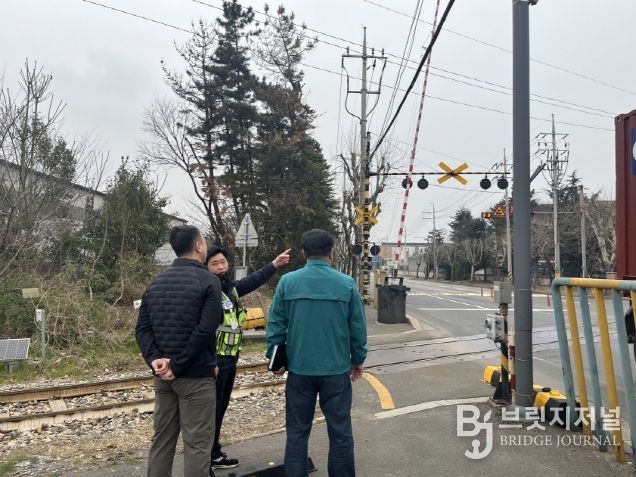 철도건널목 안전 점검 중인 관계자들 모습