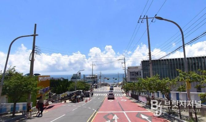 전선 지중화사업을 시행할 청사포 전경. 해변열차가 다니는 해운대 대표 관광지다.