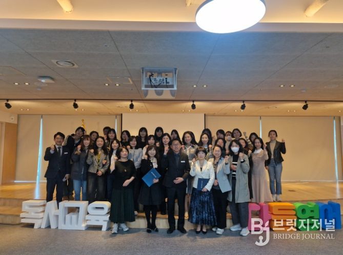 독서교육, 초등영어교육 지원단들이 26일 울산교육연구정보원 박상진홀에서 출범식을 열고 기념사진을 찍고있다.