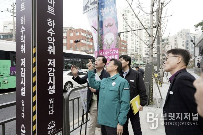 신상진 성남시장이 3월 26일 신흥2동에 있는 스마트 하수 악취 저감시설을 살펴보고 있다