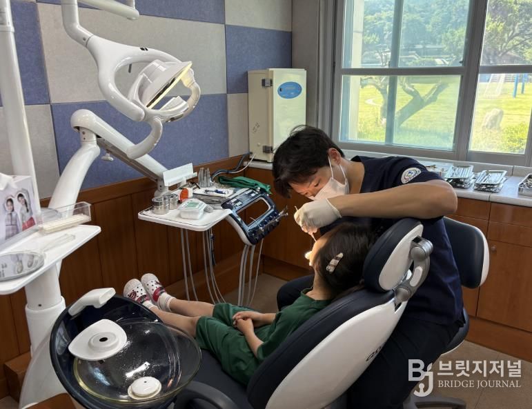 사업 대상 학생이 치과 진료를 받고 있다.