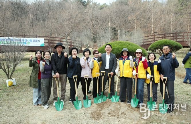 27일 도안동 1370 일원에서 진행된 도안 무장애나눔길 준공식 및 나무심기 행사 진행 장면